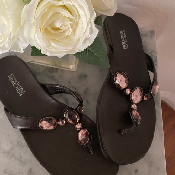 Sandle with stone on t stripe - Picture 3 of 6